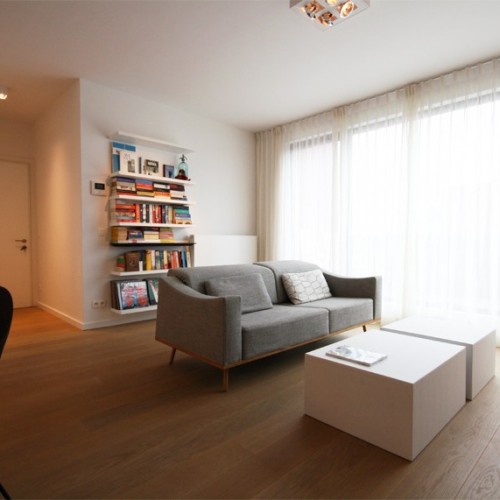 Une bibliothèque moderne? Pourquoi pas d'étagères flottantes avec un contrast blanc-noir?  Kast-ID Antwerpen